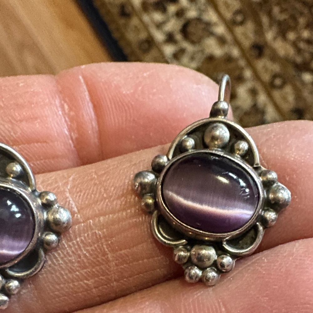 VINTAGE 90s ATI MEXICO .925 STERLING SILVER PURPLE TIGER'S EYE HOOK 1" EARRINGS - Picture 3 of 10